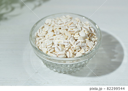 押し麦(押麦、flattened barley):日本で食べられている健康的な雑穀。食物繊維が豊富。 押し麦(押麦、flattened barley):日本で食べられている健康的な雑穀。食物繊維が豊富。 82299544