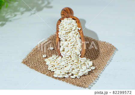 押し麦(押麦、flattened barley):日本で食べられている健康的な雑穀。食物繊維が豊富 押し麦(押麦、flattened barley):日本で食べられている健康的な雑穀。食物繊維が豊富 82299572