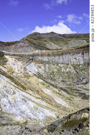 活動する火山を間近で見学できる観光スポット　阿蘇山火口（熊本県阿蘇市） 82299853