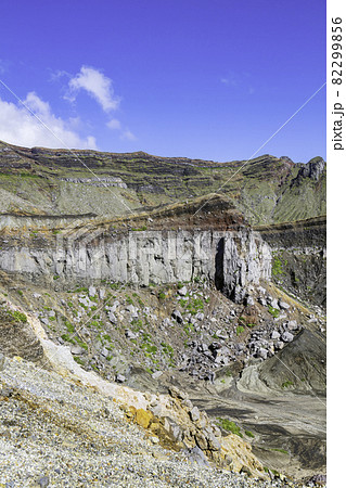 活動する火山を間近で見学できる観光スポット　阿蘇山火口（熊本県阿蘇市） 82299856