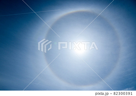 ハロ 暈 太陽の周りに発生する虹と飛行機雲 ハロ 暈 太陽の周りに発生する虹と飛行機雲 82300391