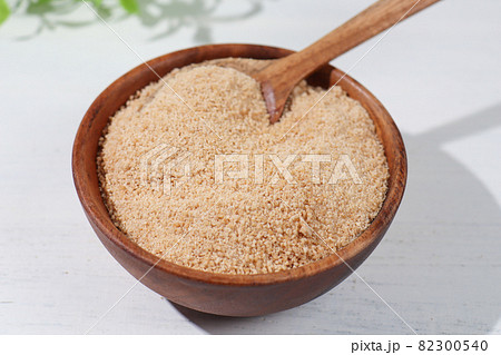 てんさい糖（日本の北海道産の作物「てん菜」から作られたお砂糖）。まろやかな甘さが特徴 82300540