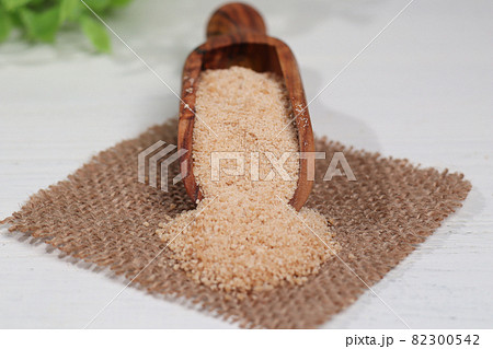 てんさい糖（日本の北海道産の作物「てん菜」から作られたお砂糖）。まろやかな甘さが特徴 82300542