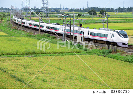 田んぼの広がる田園風景を走る常磐線E657系特急電車 82300759