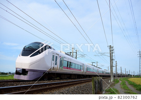 カーブを疾走する常磐線E675系特急電車 82300762