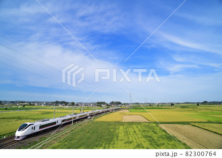 青空が広がる田んぼを疾走する常磐線E657系特急電車 82300764