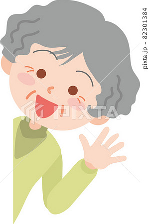 右側からひょっこり顔を出す高齢女性 82301384