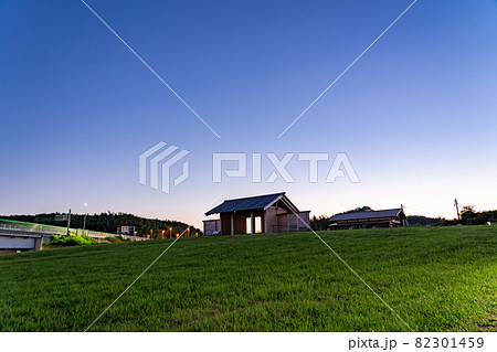 三重県四日市市 くるべ官衙遺跡の八脚門の夕景 三重県四日市市 くるべ官衙遺跡の八脚門の夕景 82301459