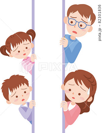 家族4人が両側から心配そうに顔を出す 82301836