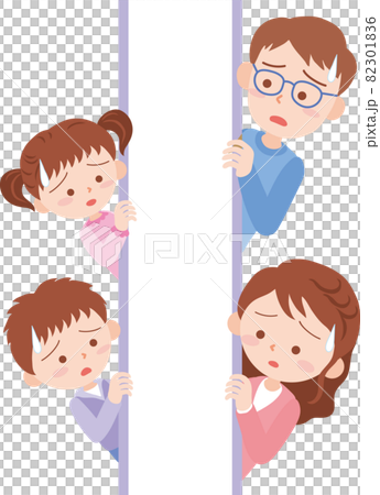 家族4人が両側から心配そうに顔を出す 82301836