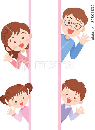 家族4人が両側から心配そうに顔を出す 家族4人が両側から心配そうに顔を出す 82301839