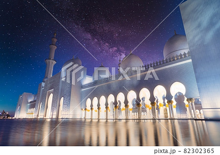 ドバイの白いモスクと星空夜景 ドバイの白いモスクと星空夜景 82302365