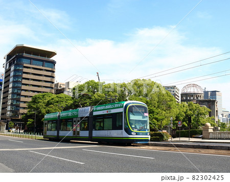 広島原爆ドーム前を走る広島電鉄、路面電車1000形 広島原爆ドーム前を走る広島電鉄、路面電車1000形 82302425