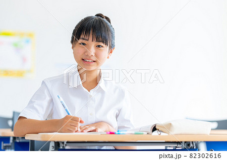 塾で勉強する中学生　撮影協力：中央工学校附属日本語学校 82302616