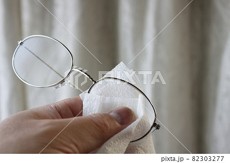 眼鏡を拭く男性の手 82303277