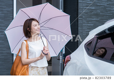 若い女性 玄関 傘 若い女性 玄関 傘 82303789