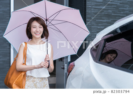 若い女性　玄関　傘 82303794