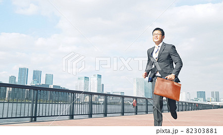 街を走るビジネスマン 街を走るビジネスマン 82303881