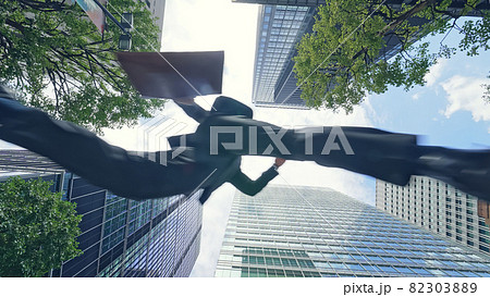 都市を走るビジネスマン 都市を走るビジネスマン 82303889