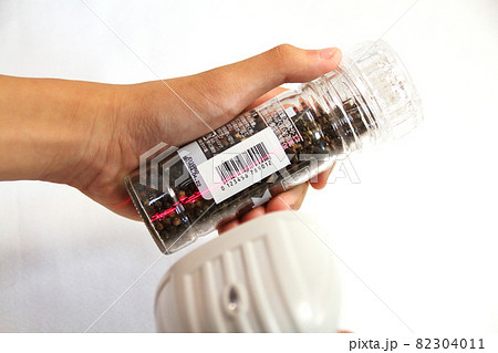 スーパーのセルフレジでハンディスキャナでJANコードをスキャンするイメージ 82304011