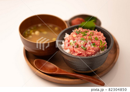 ネギトロ丼 まぐろのたたき丼　ねぎとろ丼 82304850