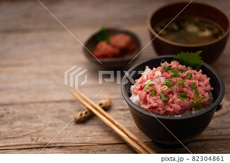 ネギトロ丼 まぐろのたたき丼　ねぎとろ丼 82304861