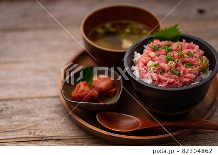 ネギトロ丼 まぐろのたたき丼　ねぎとろ丼 82304862
