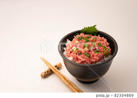 ネギトロ丼 まぐろのたたき丼　ねぎとろ丼 82304869