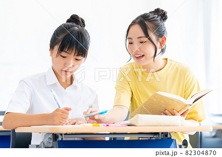 学習塾の生徒と講師　撮影協力：中央工学校附属日本語学校 82304870