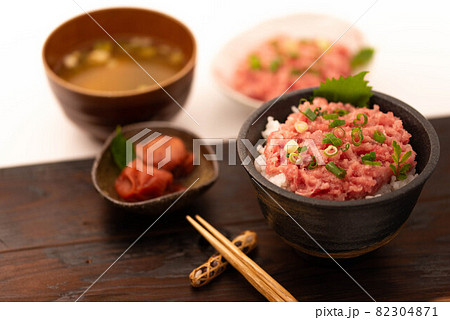 ネギトロ丼 まぐろのたたき丼　ねぎとろ丼 82304871