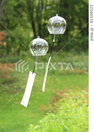 風鈴、自然豊かな庭をバックに夏の風物詩 82306025