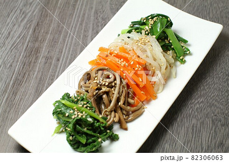 韓国料理のナムル、野菜五種類の盛り合わせ 韓国料理のナムル、野菜五種類の盛り合わせ 82306063