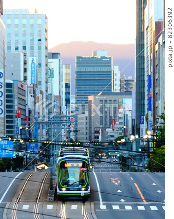 朝日が出る頃広島市を走る広島電鉄、路面電車 朝日が出る頃広島市を走る広島電鉄、路面電車 82306392