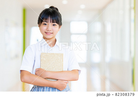 中学生の女の子　撮影協力：中央工学校附属日本語学校 82308379