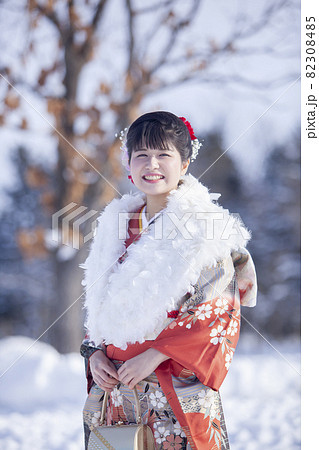 成人式で振袖を着る女性 82308485
