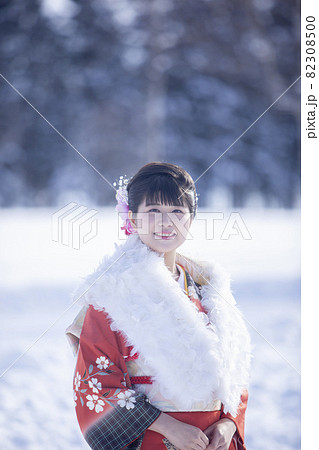 成人式で振袖を着る女性 82308500