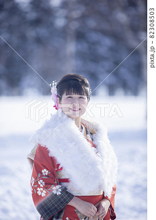 成人式で振袖を着る女性 82308503