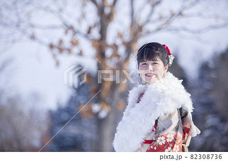 振袖の女性 82308736