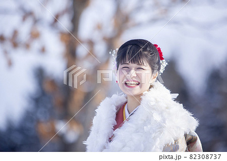 振袖の女性 82308737