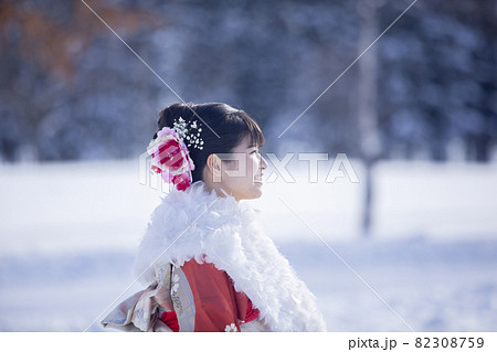 振袖の女性 82308759