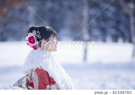 振袖の女性 82308760