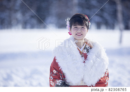 振袖の女性 82308765