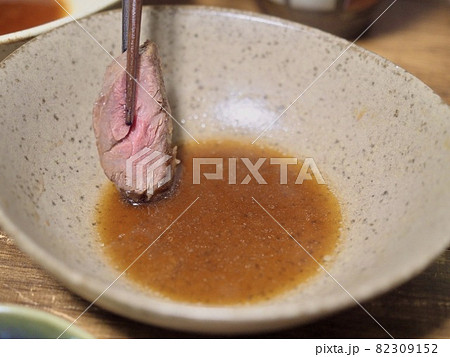 肉のタレ付け 焼肉 肉のタレ付け 焼肉 82309152