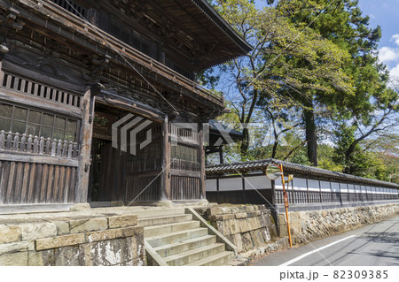 大悲願寺の仁王門と塀/東京都あきる野市 大悲願寺の仁王門と塀/東京都あきる野市 82309385