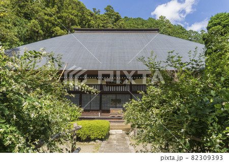 大悲願寺の本堂と白い萩/東京都あきる野市 大悲願寺の本堂と白い萩/東京都あきる野市 82309393