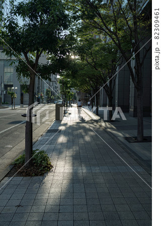 午後の日差しが照らす街並みと影 午後の日差しが照らす街並みと影 82309461
