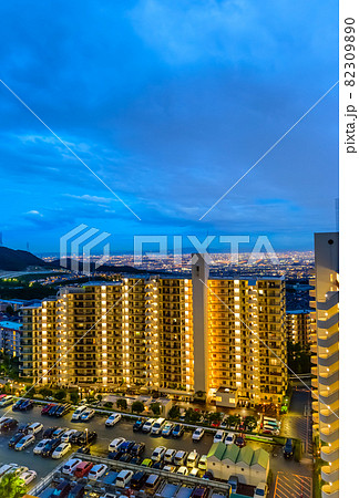 宝塚市のベッドタウン中山桜台の高台から見た風景、8月18日、日本 82309890