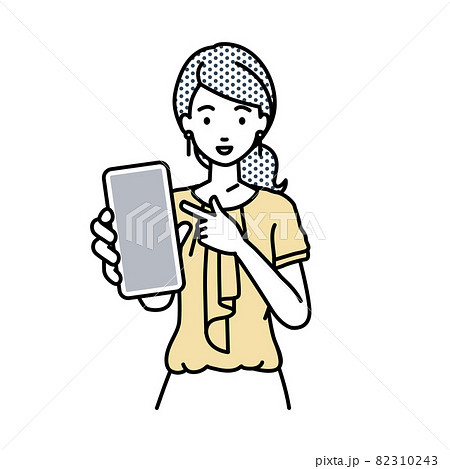 立ってスマートフォンを指差してこちらに向けて見せているオフィスカジュアルの女性 82310243