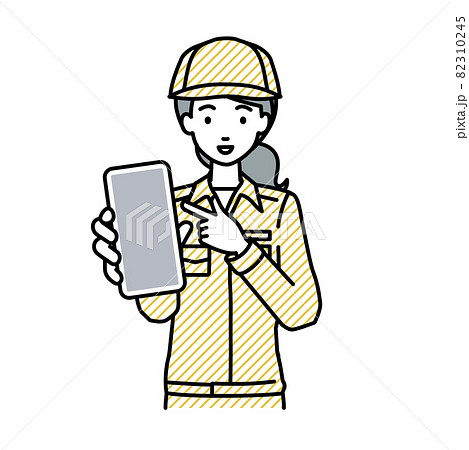 立ってスマートフォンを指差してこちらに向けて見せている作業員の女性 82310245