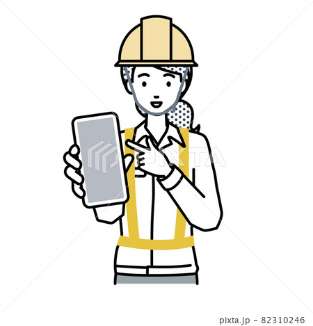 立ってスマートフォンを指差してこちらに向けて見せている工事現場の女性 82310246